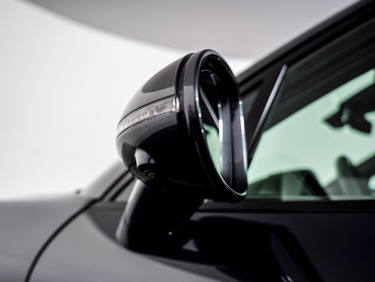 Certified 2024 Porsche Macan AWD/4WD image 30
