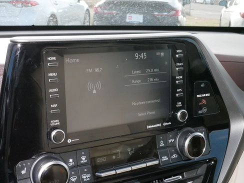 Certified 2021 Toyota Highlander XLE image 22