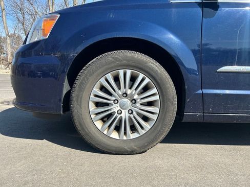 Used 2015 Chrysler Town & Country Touring-L w/ Driver Convenience Group image 10