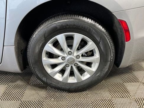 Used 2019 Chrysler Pacifica Touring-L image 10
