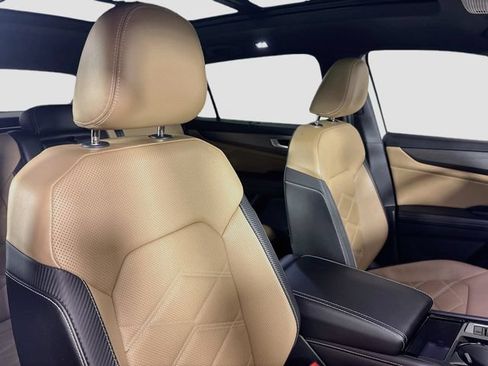 Certified 2024 Volkswagen Atlas Cross Sport SE w/ Panoramic Sunroof Package AWD/4WD image 31