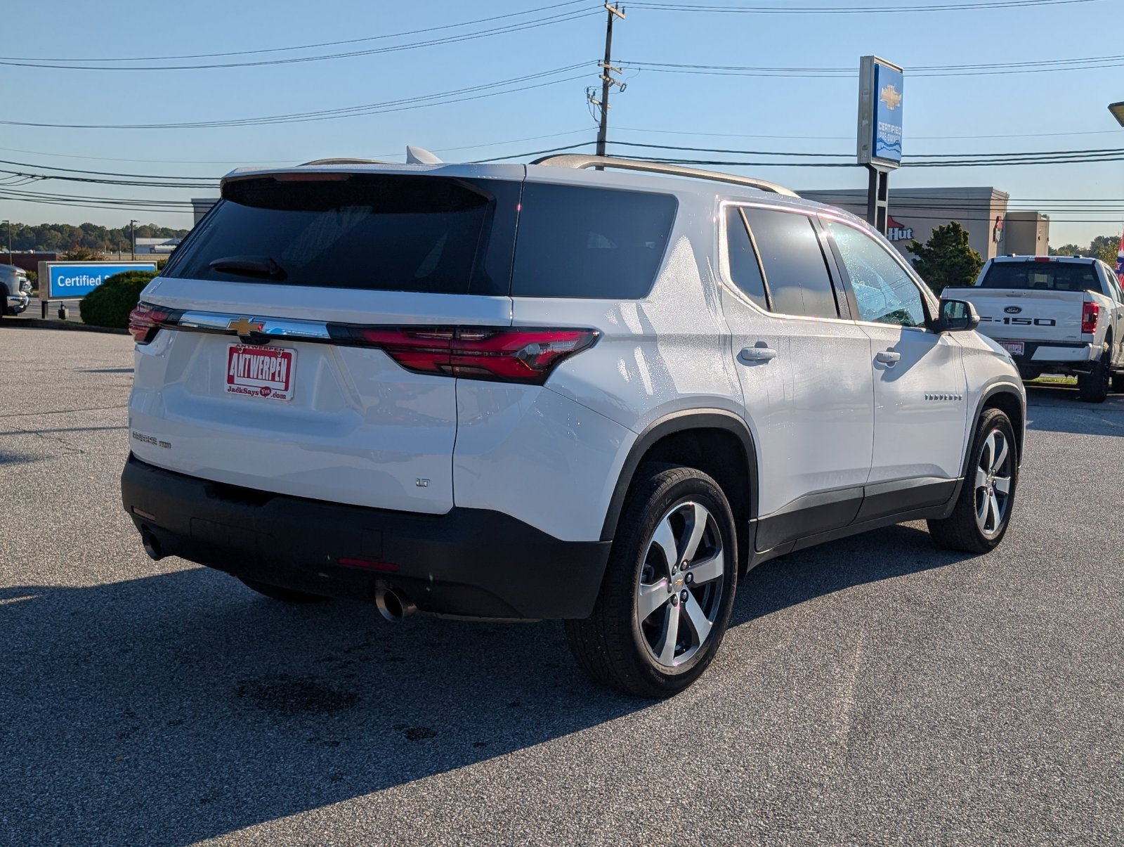 Used 2023 Chevrolet Traverse LT w/ LT Premium Package AWD/4WD image 3