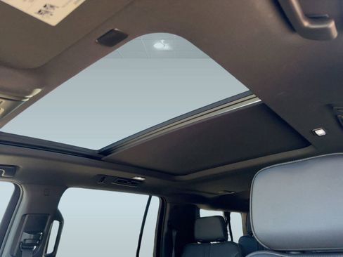 Used 2022 Chevrolet Suburban RST w/ Sport Performance Package image 16