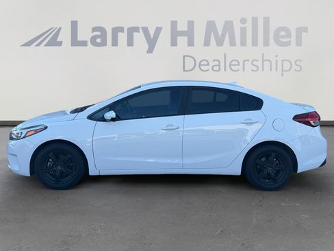 Used 2017 Kia Forte LX FWD image 2