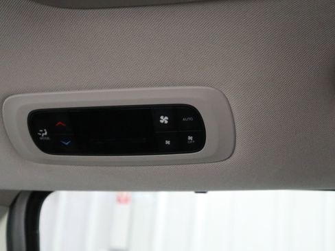 Used 2024 Chrysler Pacifica Touring-L image 17