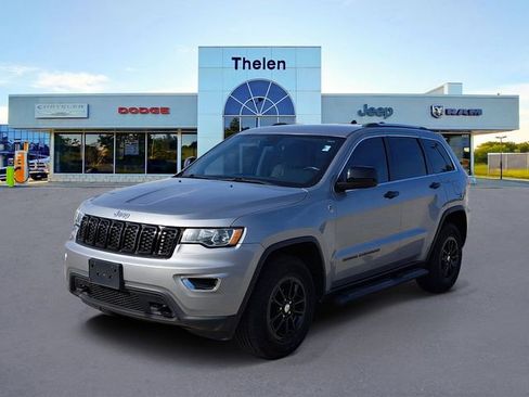 Used 2019 Jeep Grand Cherokee Laredo image 2