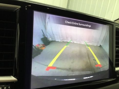 Used 2023 Chrysler Pacifica Touring-L FWD image 11