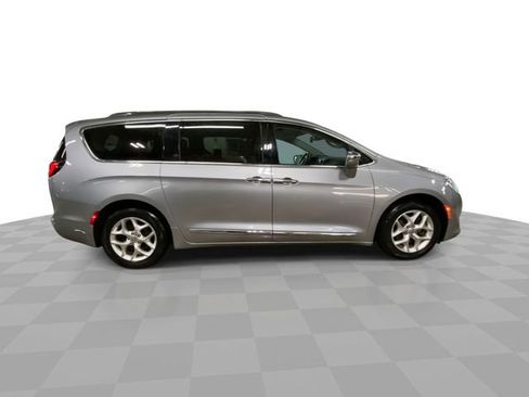 Used 2020 Chrysler Pacifica Limited image 3