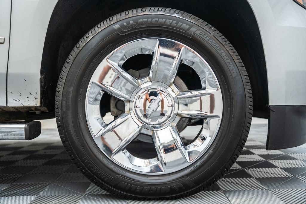 Used 2018 Chevrolet Suburban LT w/ LT Signature Package AWD/4WD image 19