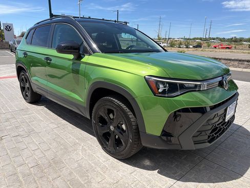 Certified 2025 Volkswagen Taos SE AWD/4WD image 9