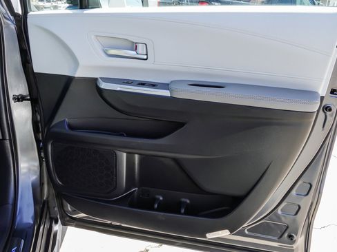 Used 2025 Toyota Sienna XLE image 27