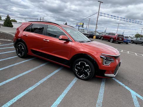 Used 2023 Kia Niro Wave w/ Wave Preserve Package FWD image 7