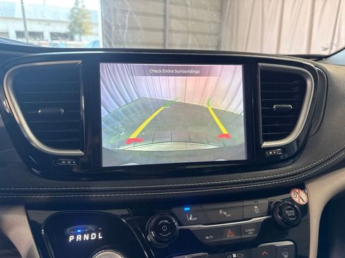 Used 2023 Chrysler Pacifica Touring-L FWD image 28