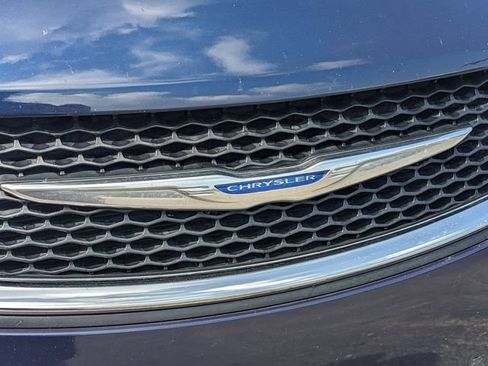 Used 2018 Chrysler Pacifica Touring-L Plus FWD image 9