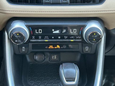 Used 2023 Toyota RAV4 XLE Premium image 15