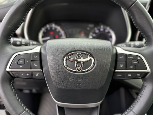 Certified 2023 Toyota Highlander XLE image 37