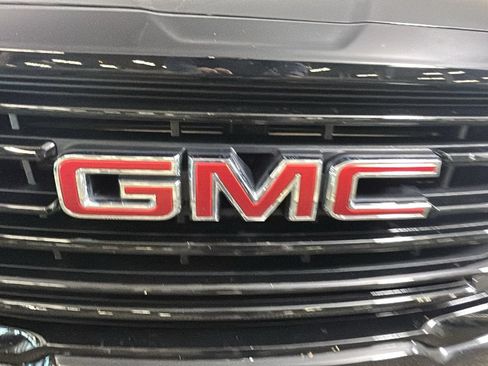 Used 2024 GMC Terrain SLT w/ Elevation Edition FWD image 10