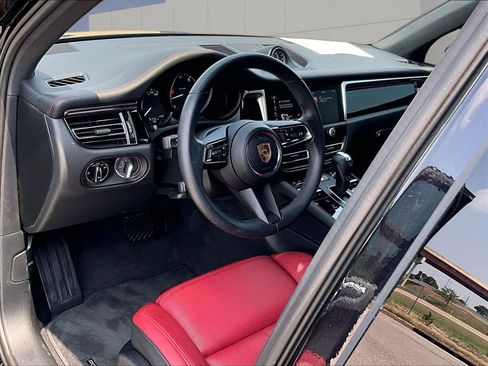 Certified 2024 Porsche Macan AWD/4WD image 4