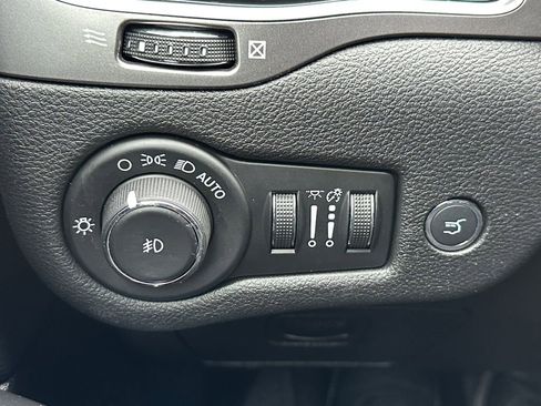 Used 2020 Jeep Cherokee Limited image 18