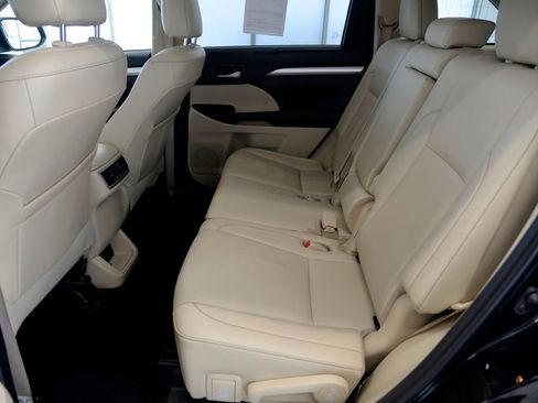 Used 2019 Toyota Highlander XLE image 29