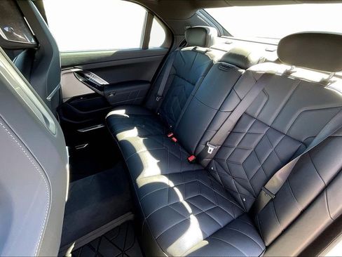 Used 2025 BMW 760i xDrive w/ Premium Package image 22