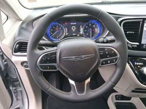 Used 2024 Chrysler Pacifica Touring-L image 16