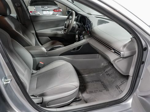 Used 2021 Hyundai Elantra SE FWD image 16