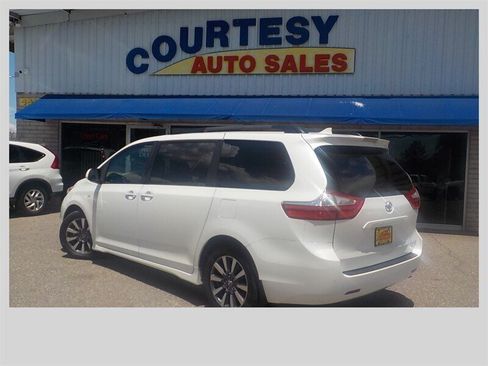 Used 2018 Toyota Sienna XLE Premium AWD/4WD image 5