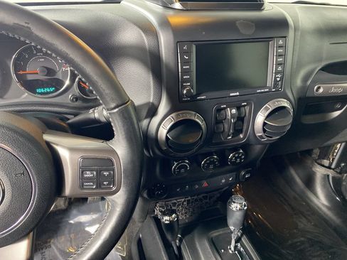 Used 2018 Jeep Wrangler Unlimited Sahara AWD/4WD image 16