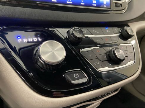 Used 2024 Chrysler Pacifica Touring-L FWD image 34