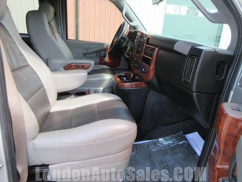 Used 2018 Chevrolet Express 2500 Extended w/ Enhanced Convenience Package image 17