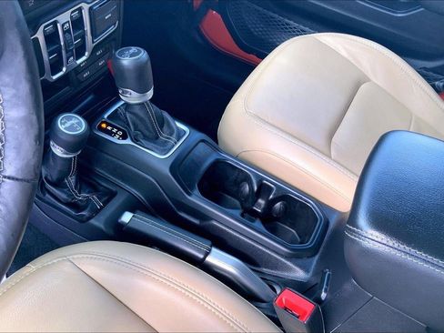 Used 2018 Jeep Wrangler Unlimited Sahara AWD/4WD image 16