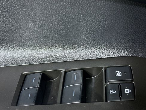 Used 2023 Toyota Highlander L image 14