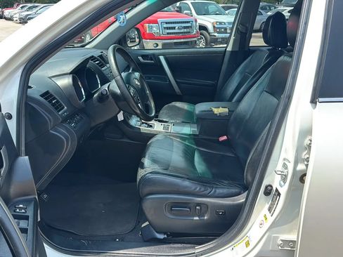 Used 2012 Toyota Highlander SE w/ Tow Pkg FWD image 11