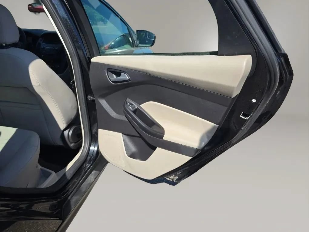 Used 2015 Ford Focus SE FWD image 32