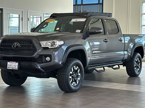 Certified 2017 Toyota Tacoma TRD Off-Road w/ Tow Package AWD/4WD image 8