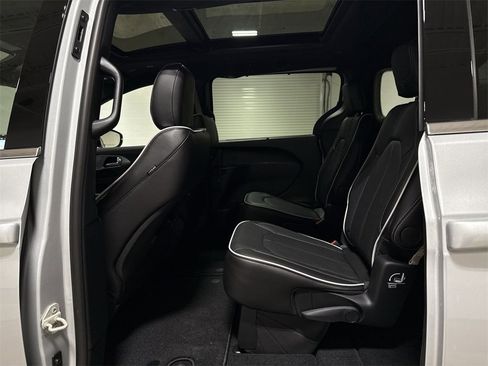 New 2026 Chrysler Pacifica Limited image 24
