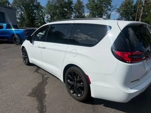 Used 2025 Chrysler Pacifica Limited FWD image 12