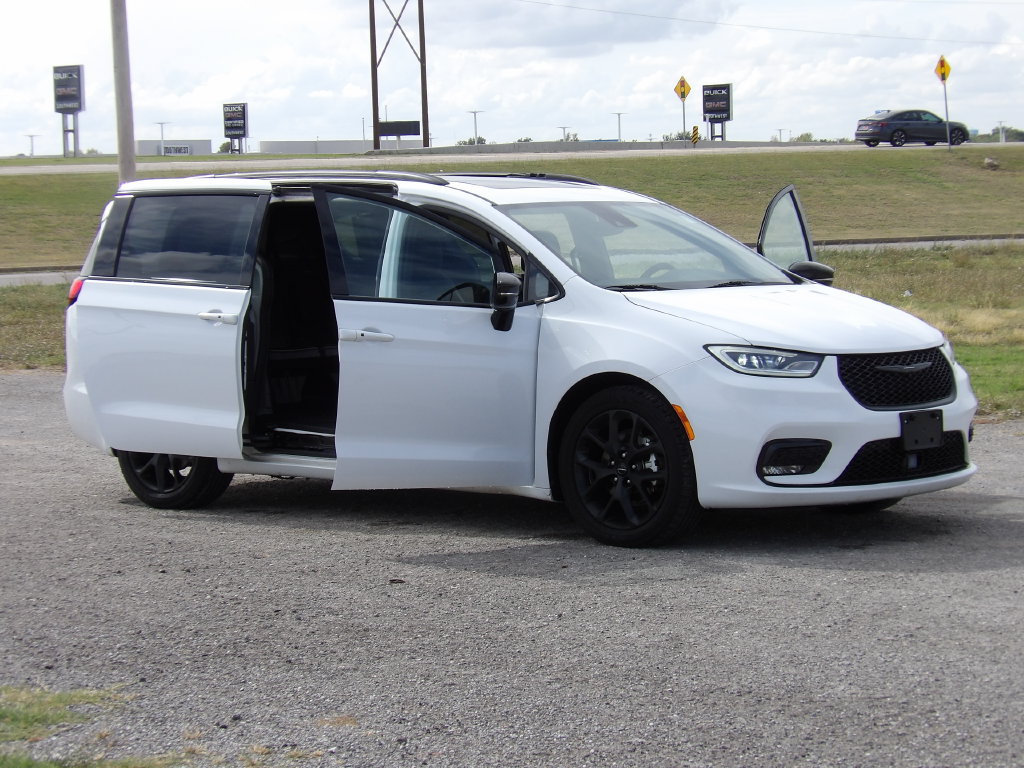 Used 2025 Chrysler Pacifica Limited FWD image 24