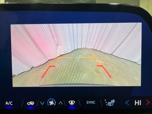 Used 2025 Chevrolet Traverse LT image 23