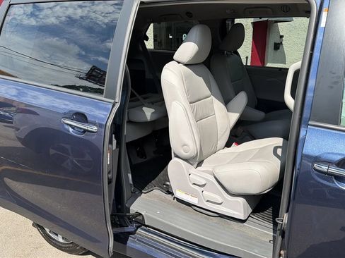 Used 2018 Toyota Sienna XLE AWD/4WD image 26