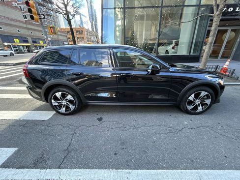 Certified 2023 Volvo V60 B5 Cross Country Plus AWD/4WD image 9
