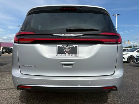 Used 2026 Chrysler Pacifica Select FWD image 5