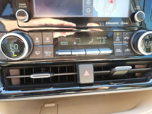 Used 2021 Toyota Highlander XLE AWD/4WD image 12