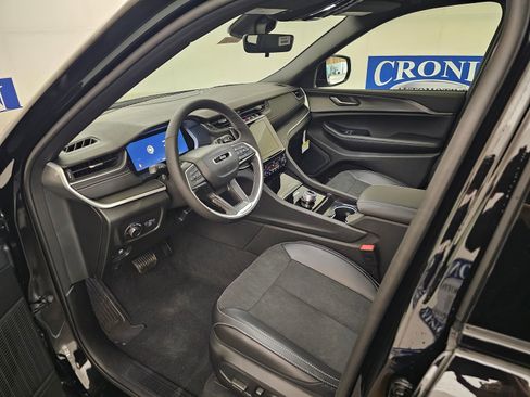 New 2025 Jeep Grand Cherokee 4WD image 11