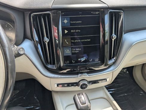 Used 2018 Volvo XC60 T5 Momentum w/ Convenience Package image 21