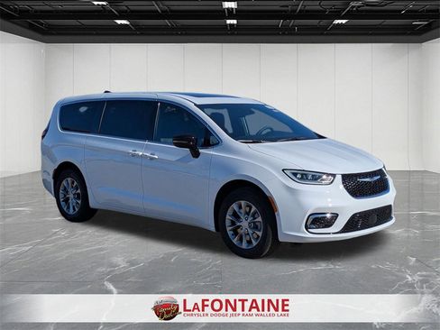 New 2026 Chrysler Pacifica Limited w/ Trailer Tow Group image 7