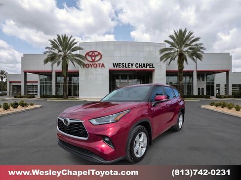 Used 2025 Toyota Highlander LE FWD image 1