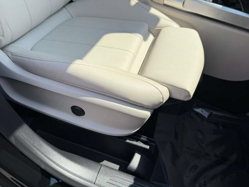 Used 2023 Mercedes-Benz GLB 250 w/ Premium Package image 9
