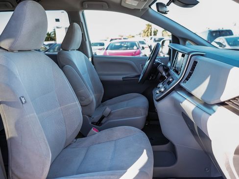 Used 2020 Toyota Sienna L image 17